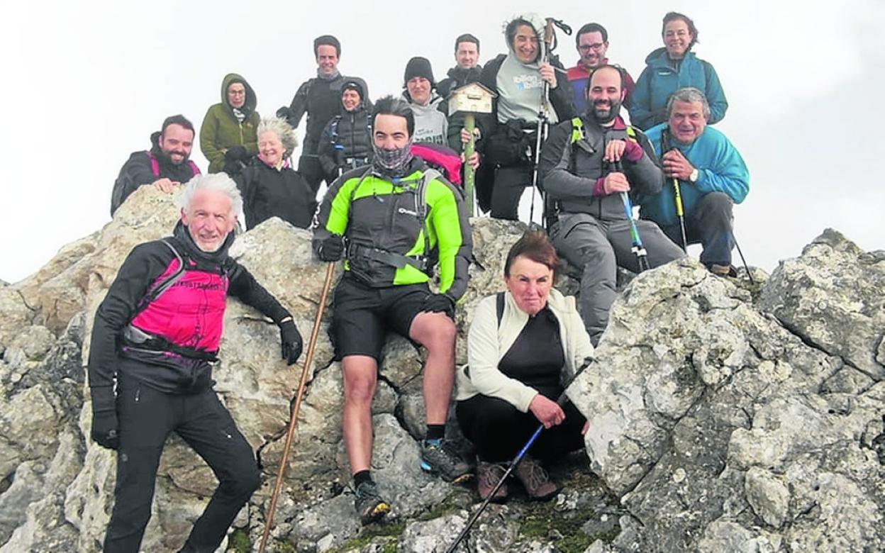 Un grupo de elgetarras que participó en la primera salida a Arkaitz y la comida en la sidrería. 