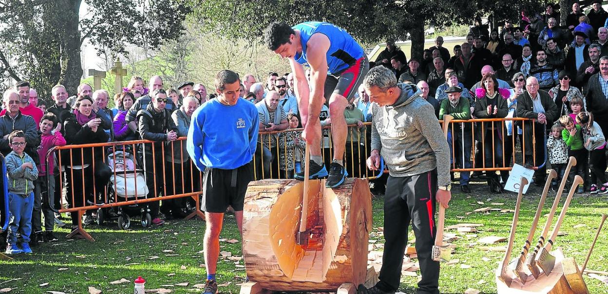 Este año la exhibición de herri kirolak de Antigua correrá a cargo de dos equipos integrados por personas de diferentes edades. 