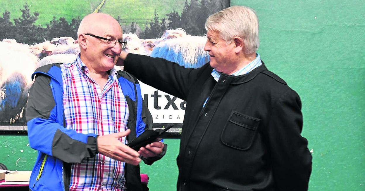 Año 2017, Juan Mª Agirre, presidente de Larrun Arri, le entrega a Luis de Lezama la placa de agradecimiento.