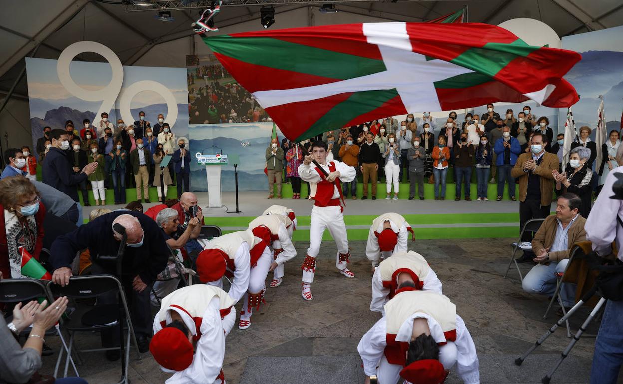 Iñigo Urkullu y Andoni Ortuzar saludan a los militantes a su entrada en la plaza Nueva de Bilbao. 