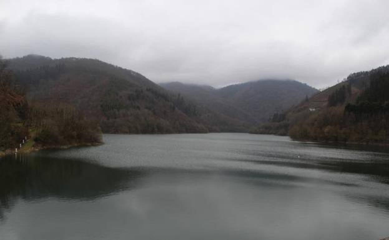 El embalse de Ibai Eder, en Azpeitia,, está al 100% de su capacidad total de 11 hm3. 