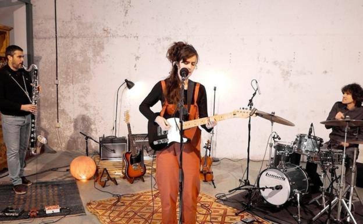 El año pasado el Departamento vasco de Cultura y Política Lingüística subvencionó un total de 92 proyectos con esta convocatoria, entre ellos, a la cantante Maite Larburu. 