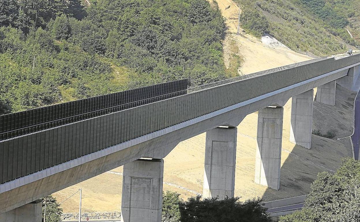 Vista de las obras de un viaducto del TAV en el tramo entre Antzola y Ezkio. 