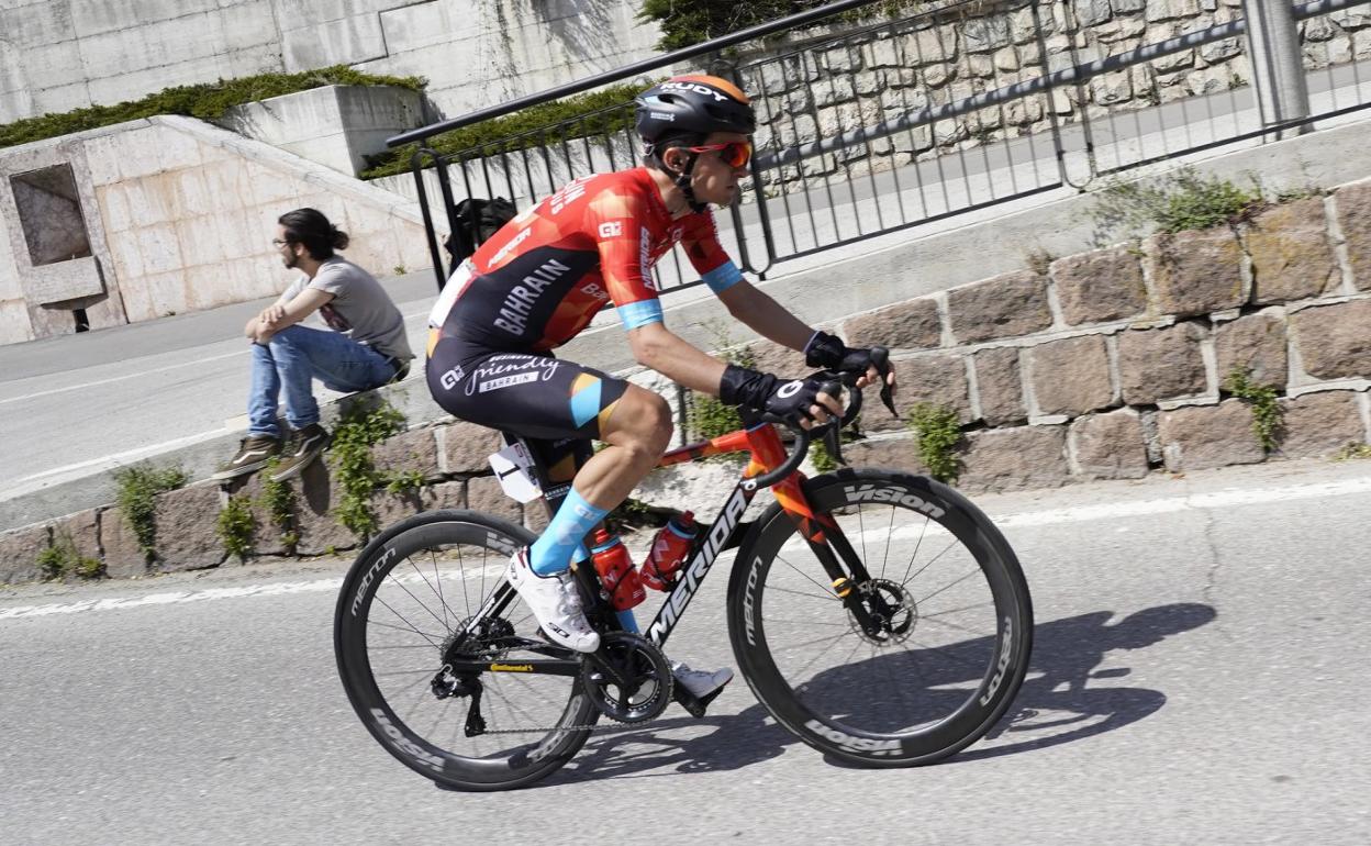 Pello Bilbao, con el dorsal 1, este lunes en la primera etapa del Tour de los Alpes. 