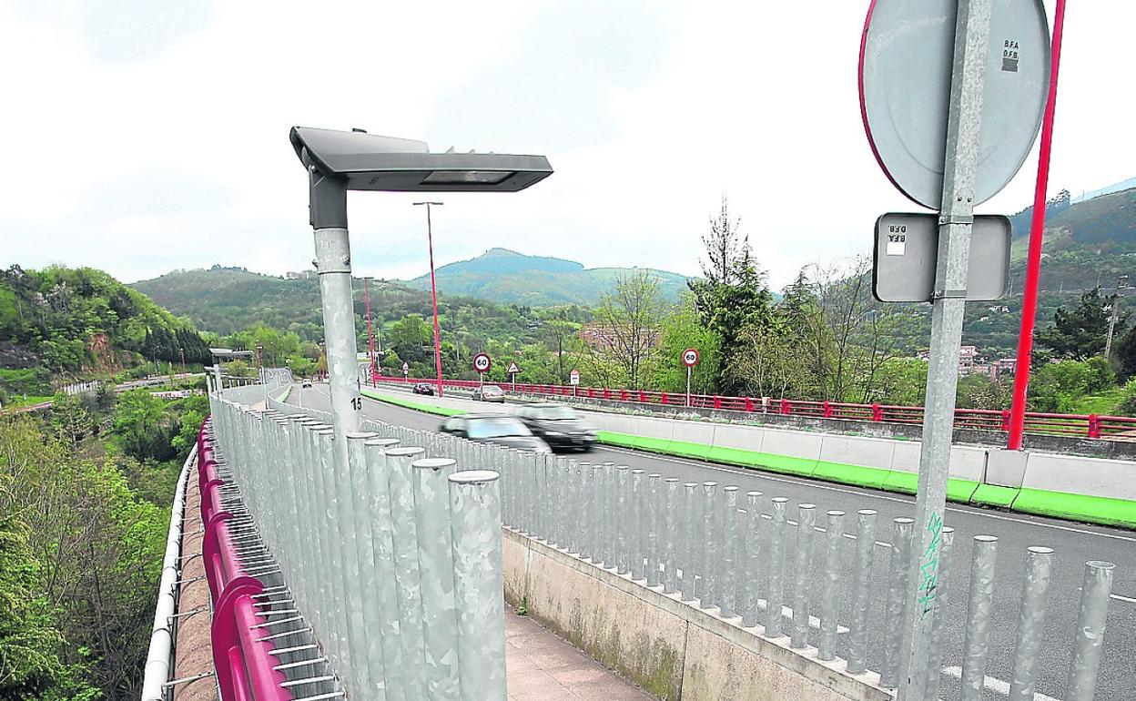 Algunos puentes cuentan con las denominadas barras antisuicidio. 