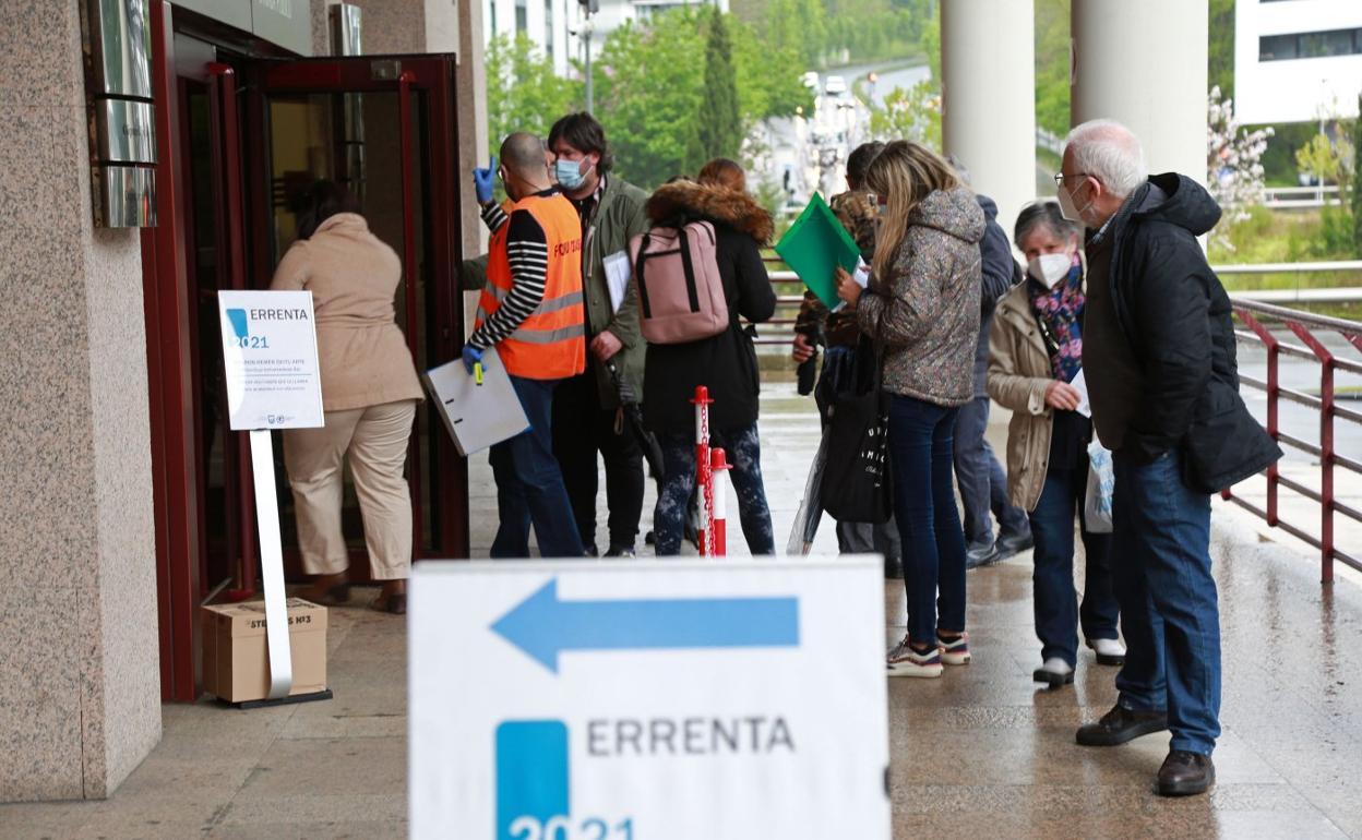 Decenas de guipuzcoanos hicieron colaayer en la sede central de Hacienda, enErrotaburu, para presentar su declaracióna través de la modalidad presencial.