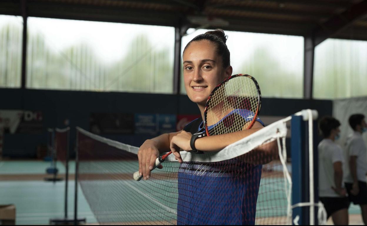 Clara Azurmendi posa apoyada en la red de la pista de bádmiton. 