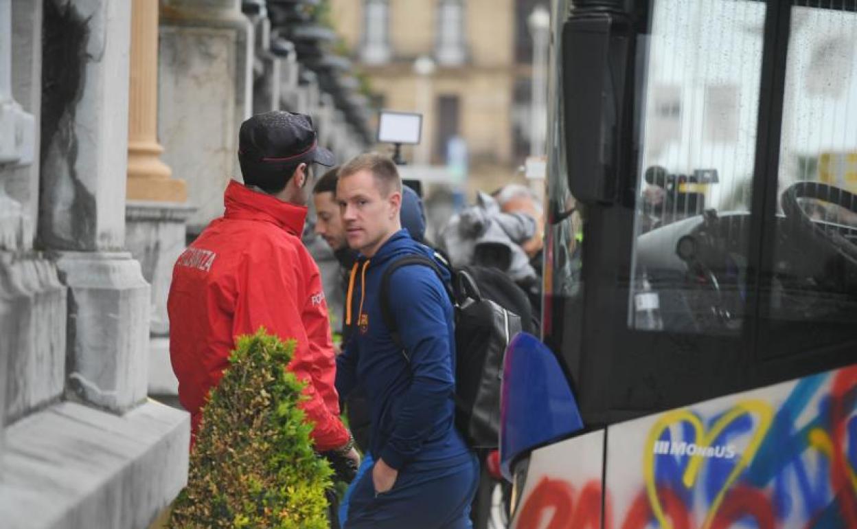 Ter Stegen se baja del autobús del Barcelona en la entrada del Hotel María Cristina. 