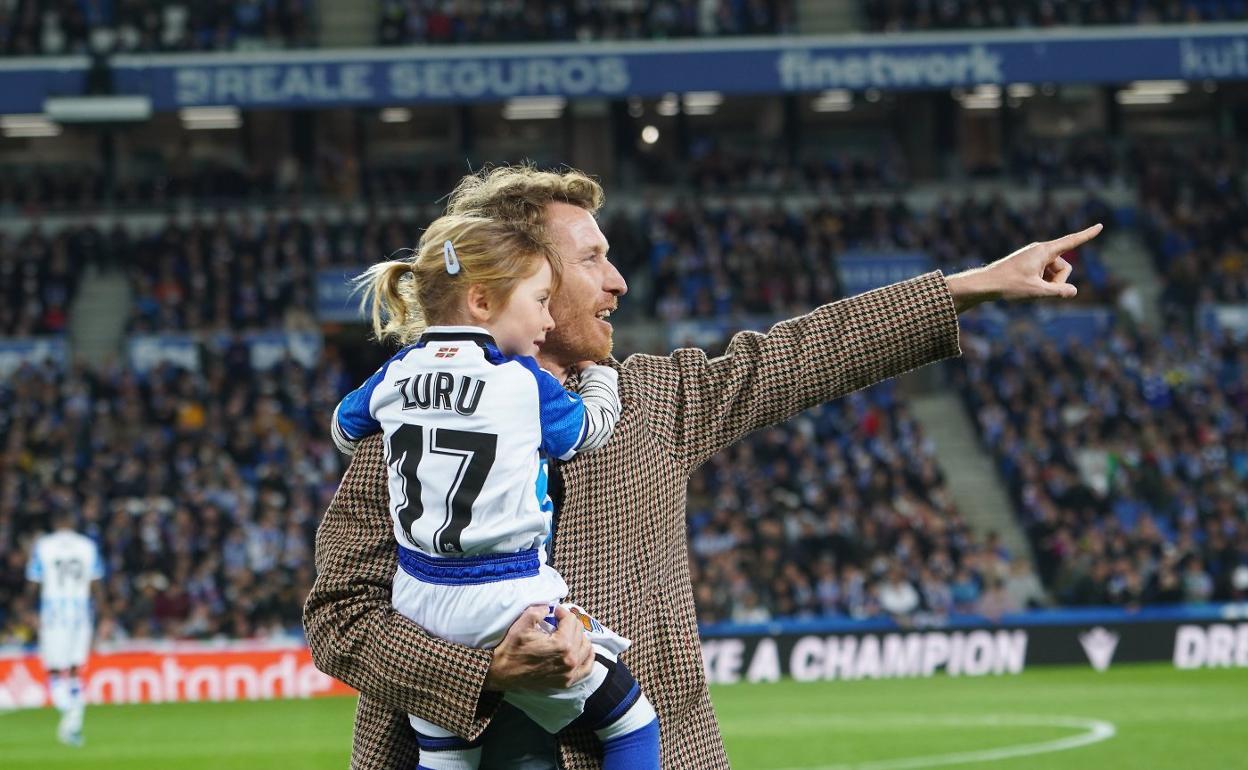 Zurutuza, con su hija en el homenaje que ha recibido. 