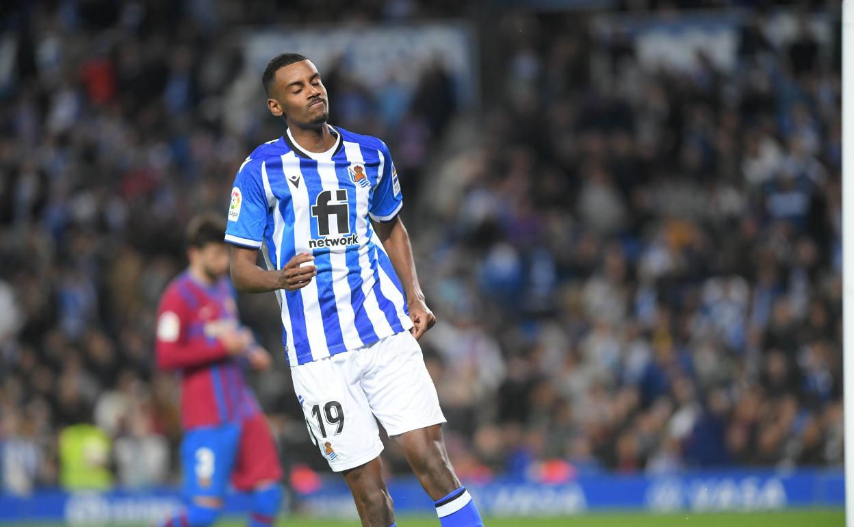 Isak, con los ojos cerrados, se muestra decepcionado después de fallar una de las ocasiones de gol de las que dispuso durante el partido de ayer. 