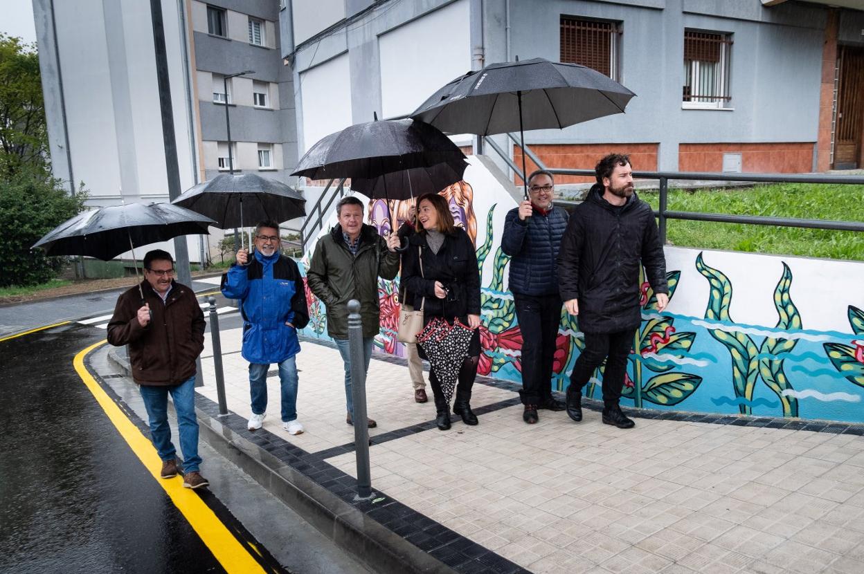 Santano, Laborda y vecinos de Belaskoenea pasan junto a uno de los nuevos murales de Gabarrari. 