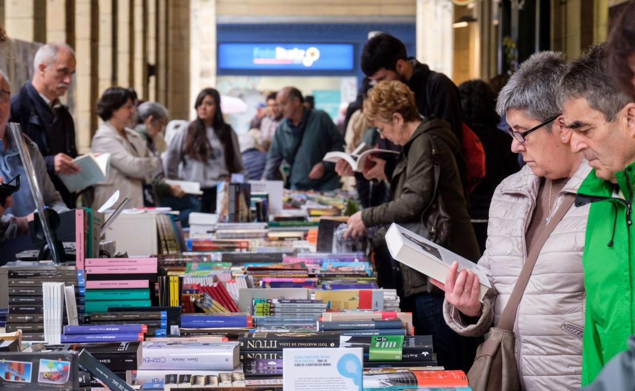 Los puestos de libros vuelven a tomar hoy los soportales de la Plaza de Gipuzkoa. 