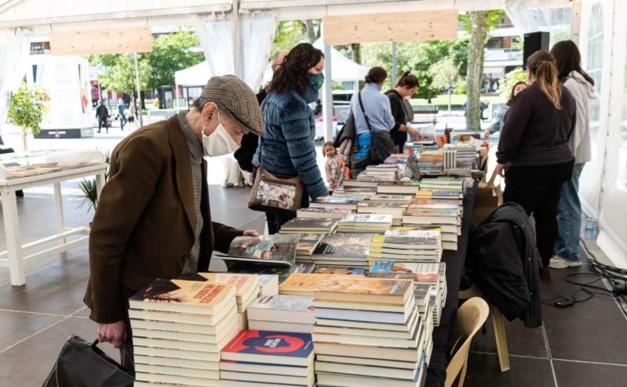 Desde el momento de la apertura, la carpa de la Feria del Libro ha empezado a recibir los primeros visitantes. 
