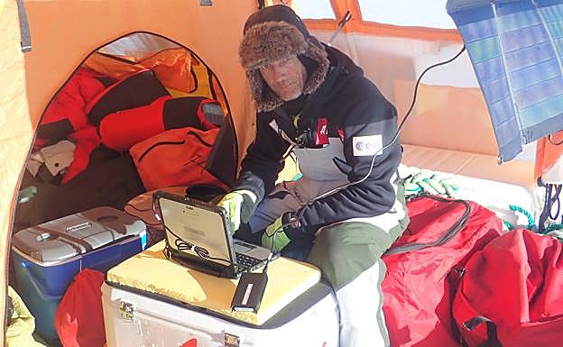 Imagen principal - Momentos sin viento. Enviando datos con el ordenador y reparando la vela, de 150 metros cuadrados. Sus hogares.