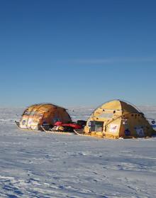Imagen secundaria 2 - Momentos sin viento. Enviando datos con el ordenador y reparando la vela, de 150 metros cuadrados. Sus hogares.