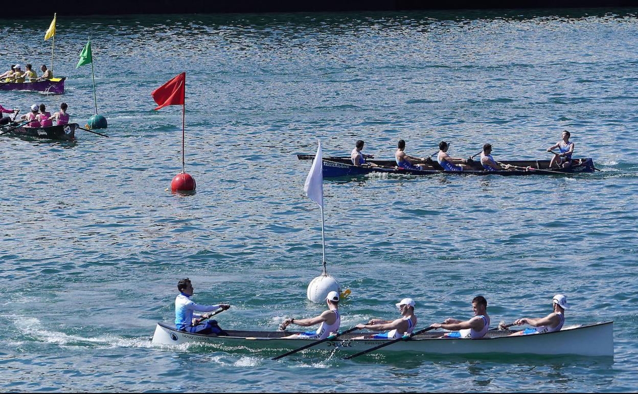 El batel de Donostiarra, durante el Campeonato de Gipuzkoa celebrado en Pasaia.