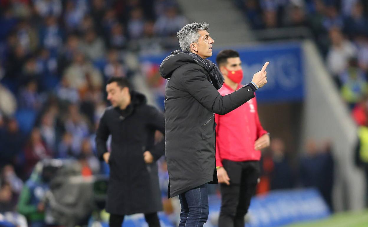 Imanol da instrucciones a sus jugadores.