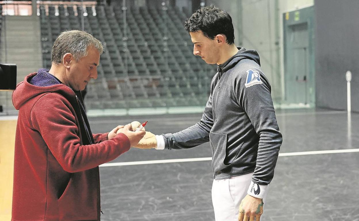 Martin Alustiza, seleccionador de material, y Jokin Altuna, en la elección del miércoles en el Bizkaia.