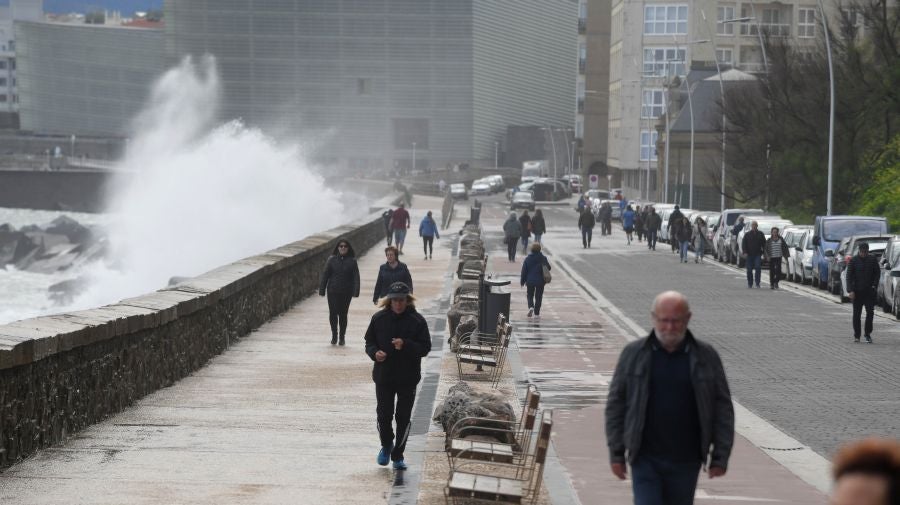 Fotos: Las olas golpean el Paseo Nuevo