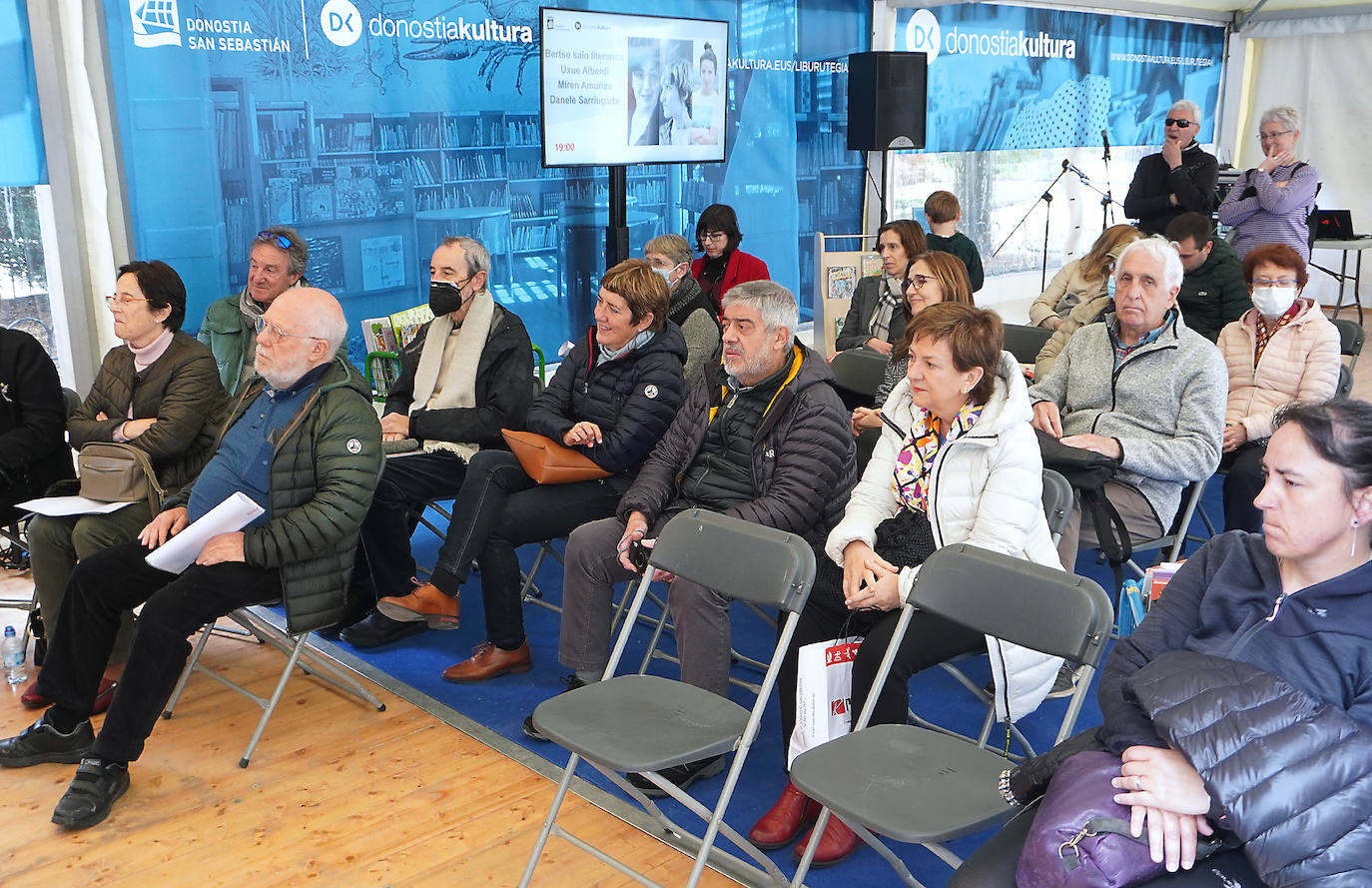 Fotos: El público abarrota la feria del libro en Donostia.