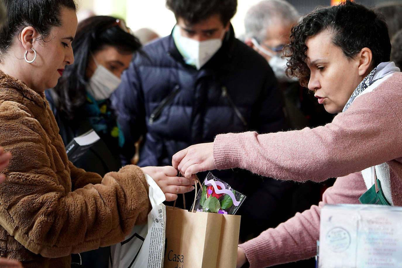 Fotos: El público abarrota la feria del libro en Donostia.
