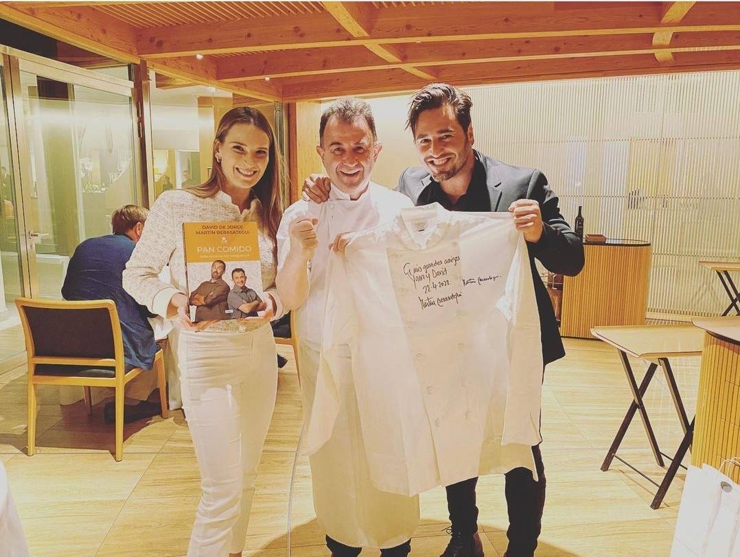 Yana Olina y David Bustamante compartieron cena en el Lasarte y fueron recibidos por el anfitrión, Martín Berasategui.