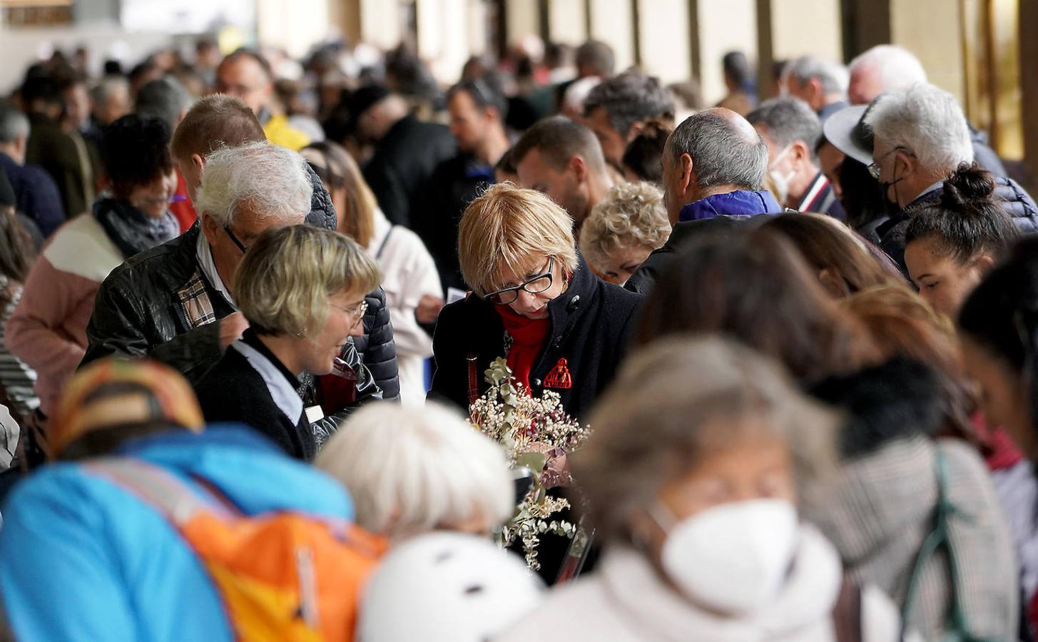 Fotos: El público abarrota la feria del libro en Donostia.