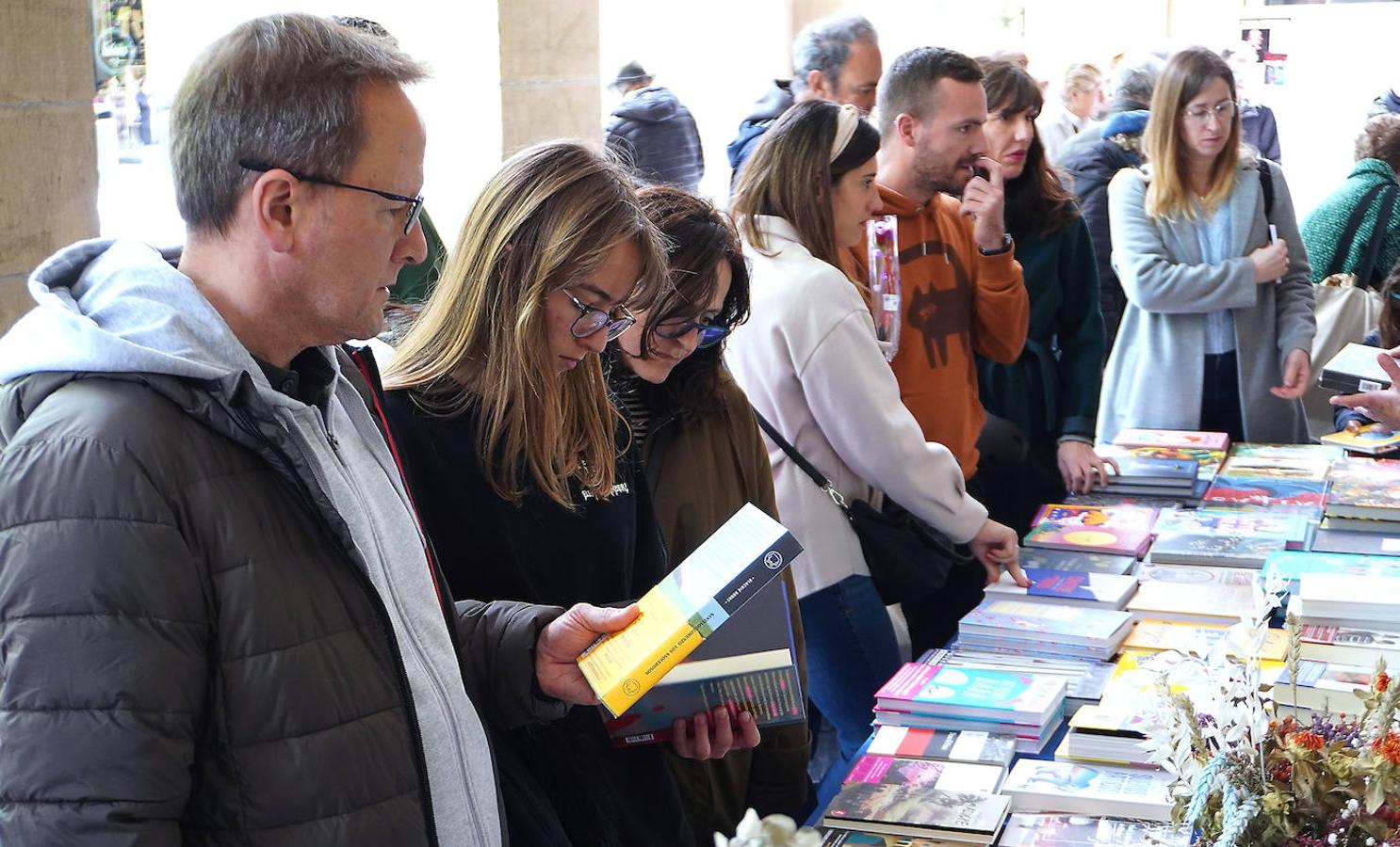 Fotos: El público abarrota la feria del libro en Donostia.