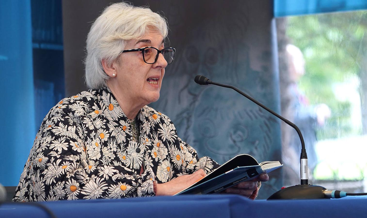 Fotos: El público abarrota la feria del libro en Donostia.