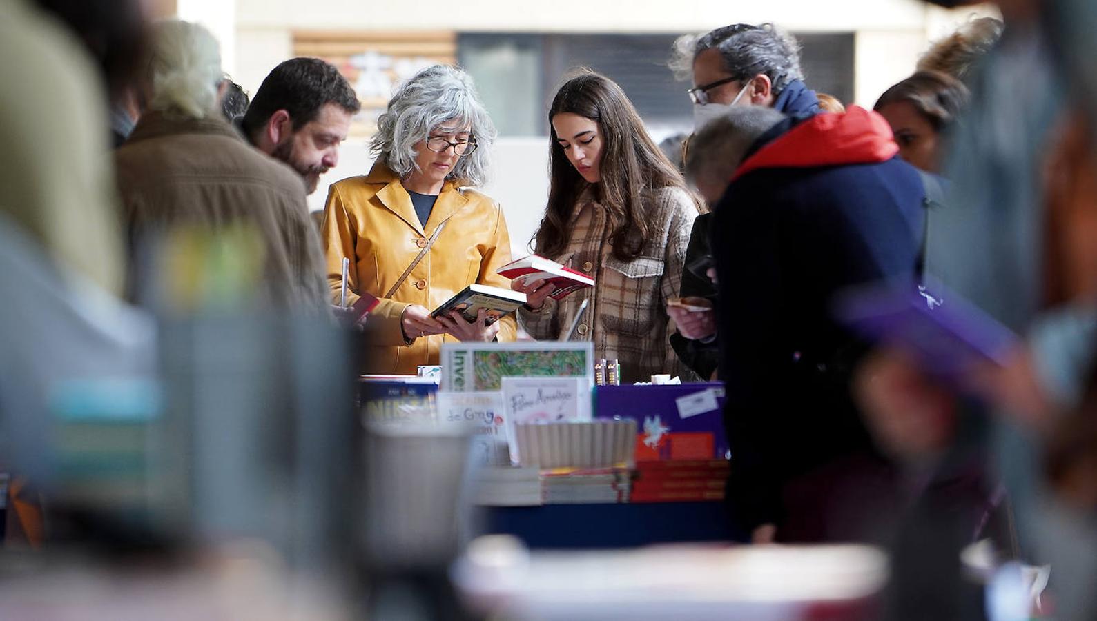 Fotos: El público abarrota la feria del libro en Donostia.