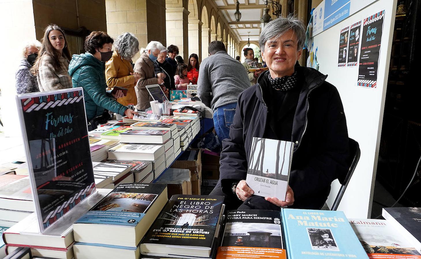 Fotos: El público abarrota la feria del libro en Donostia.