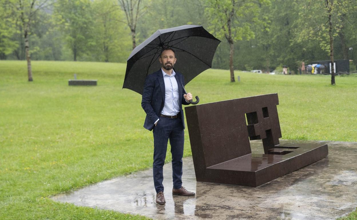 Denis Itxaso, junto a la escultura 'Esertoki III', en Chillida Leku. En 2024 se cumple el centenario del nacimiento de Chilliday el Ministerio de Cultura firmó el pasado 4 de marzo un convenio para colaborar en el evento. 