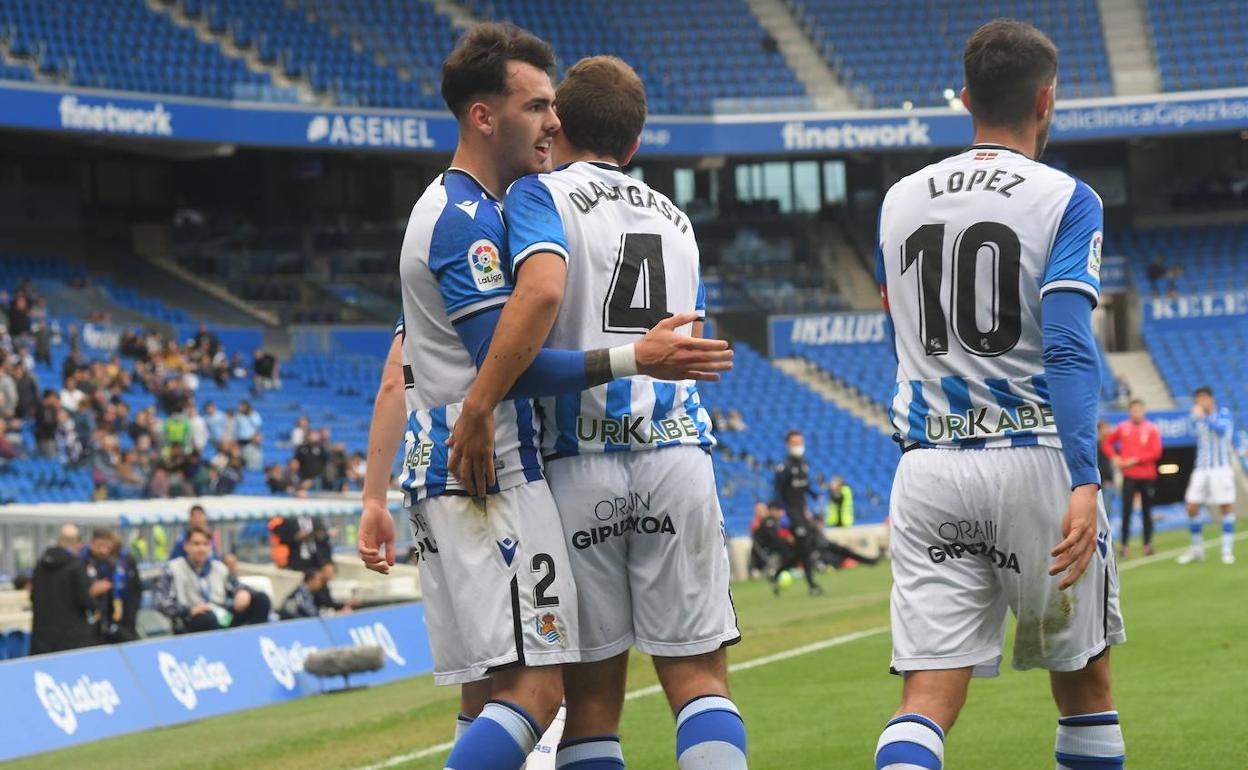 Álex Sola celebra el primer gol ante el Amorebieta. 