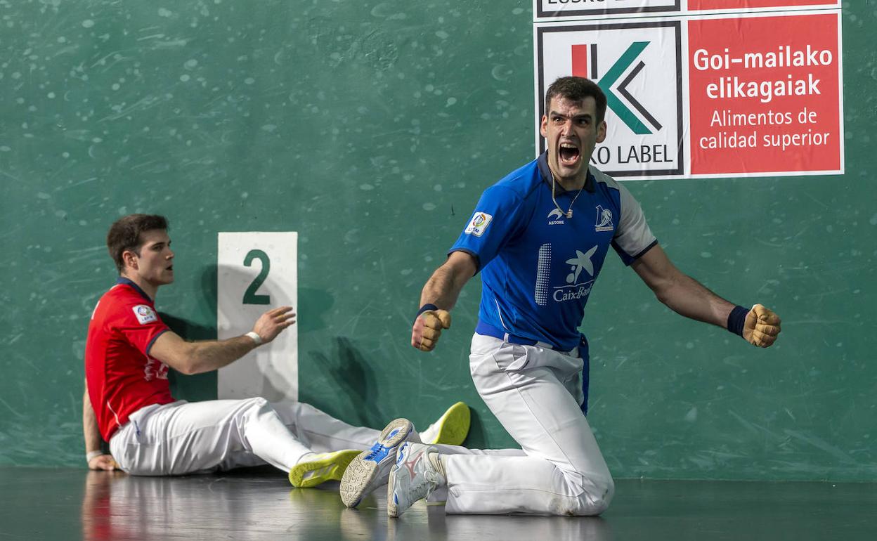 Ezkurdia celebra uno de los tantos mas duros de ayer en el Labrit, con Zabaleta en el suelo tras no poder llevar a buena la pelota.