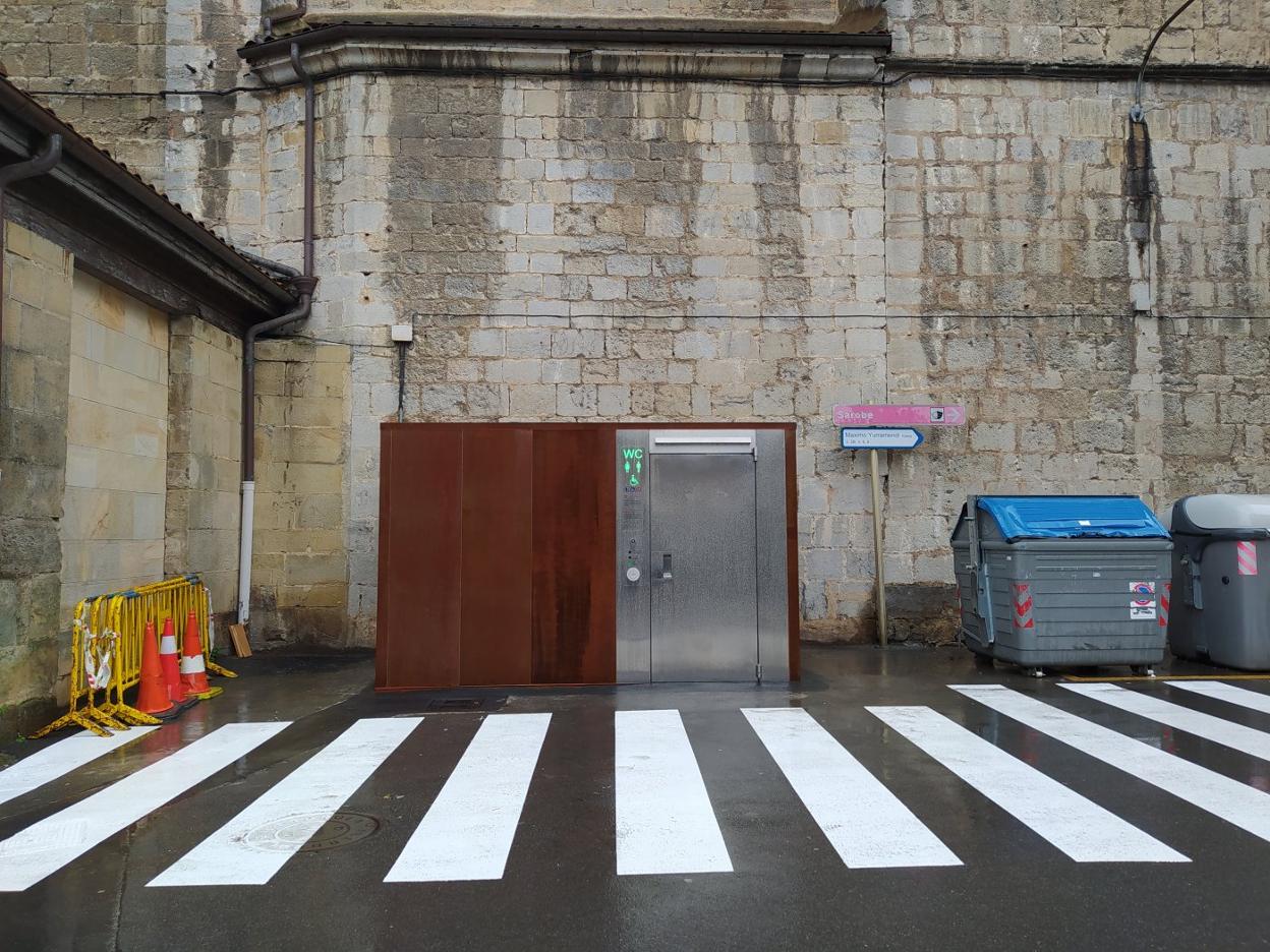 El baño público junto a la iglesia del que ya se puede hacer uso.