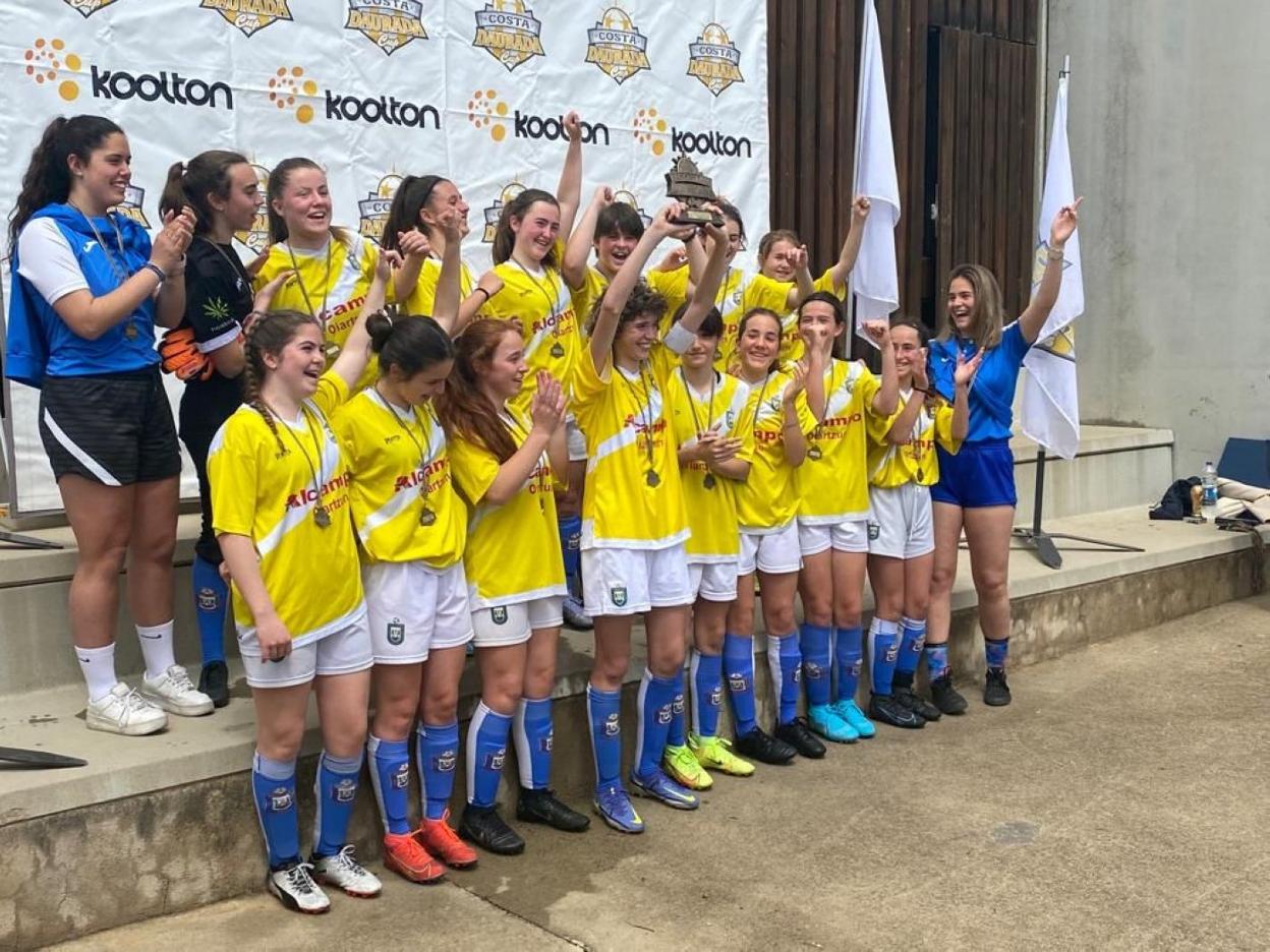 Infantil taldea Mujika eta Garaiar entrenatzaileekin kopa eskutan dutela.