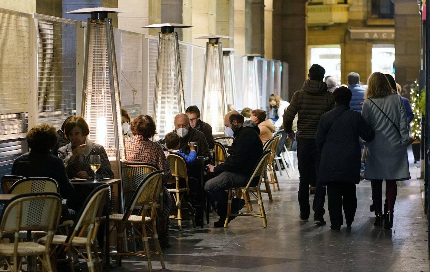 Las fiestas de Navidad tienen una repercursión directa con el aumento de los casos registrados a las pocas semanas de festejar los días señalados. Como consecuencia, Euskadi recupera el cierre territorial y los bares de los municipios en zona roja cierran hasta una mejoría de la situación.