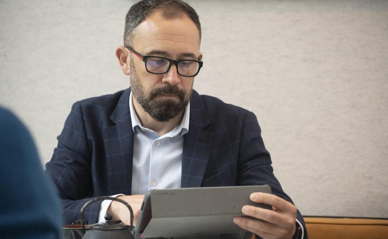 Denis Itxaso durante la entrevista.