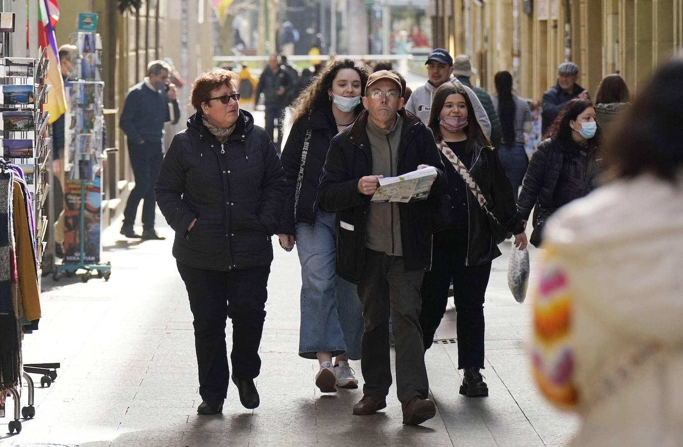 El Gobierno elimina de nuevo la obligatoriedad de llevar mascarilla en exteriores, salvo en eventos multitudinarios al aire libre en los que las personas asistentes estén de pie o, si están sentadas, no guarden la distancia de 1,5 metros entre mesas de convivientes.