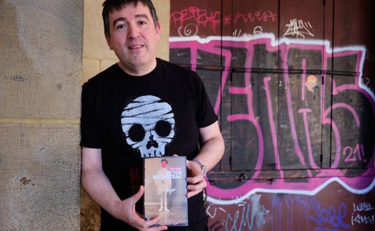 Santi Leonéren lehen fikziozko lanaren azala Lander Garrorena da. 