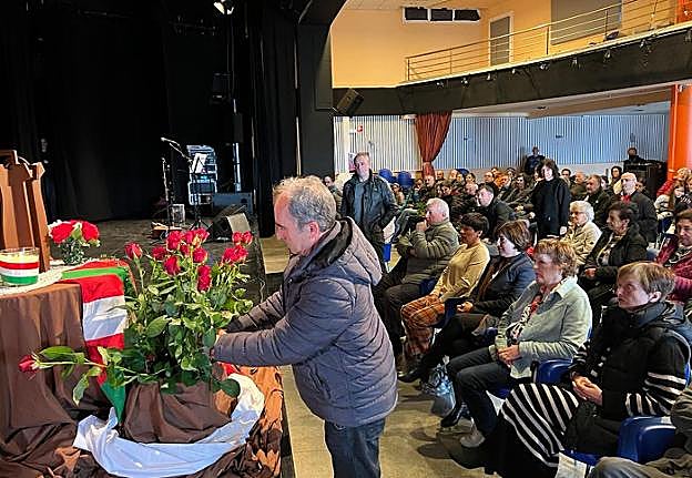 Los familiares depositaron una rosa por cada una de la víctimas en la reproducción de Egiaren Iturria.