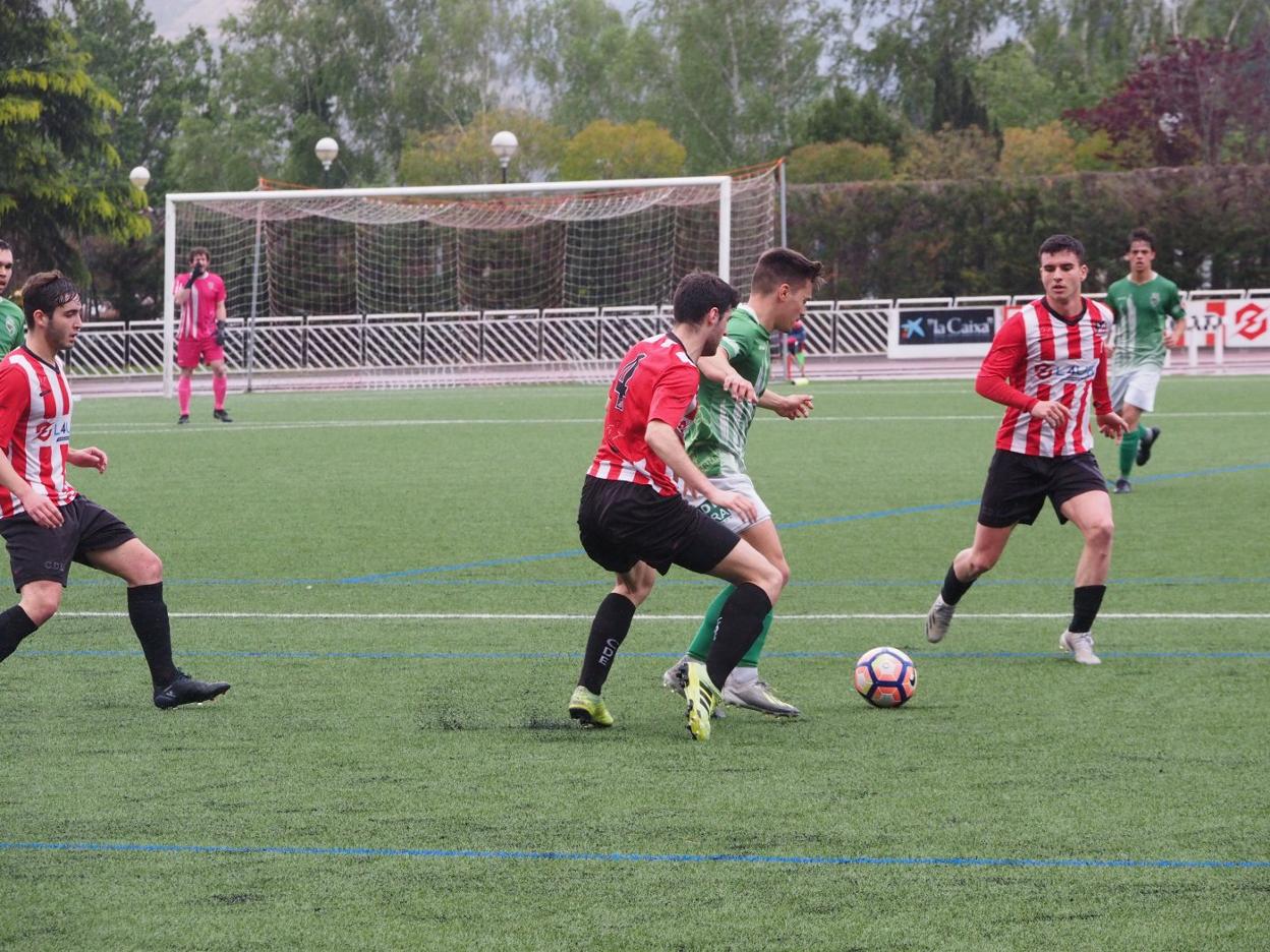 La pelea entre ambos equipos fue constante a lo largo del choque. 