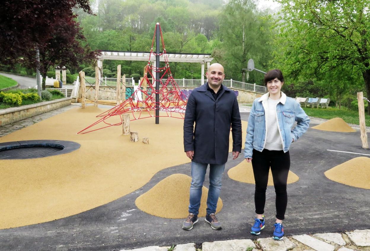 Adur Ezenarro y Maitane Alvarez, ayer, en la presentación del renovado parque de Okorro. 