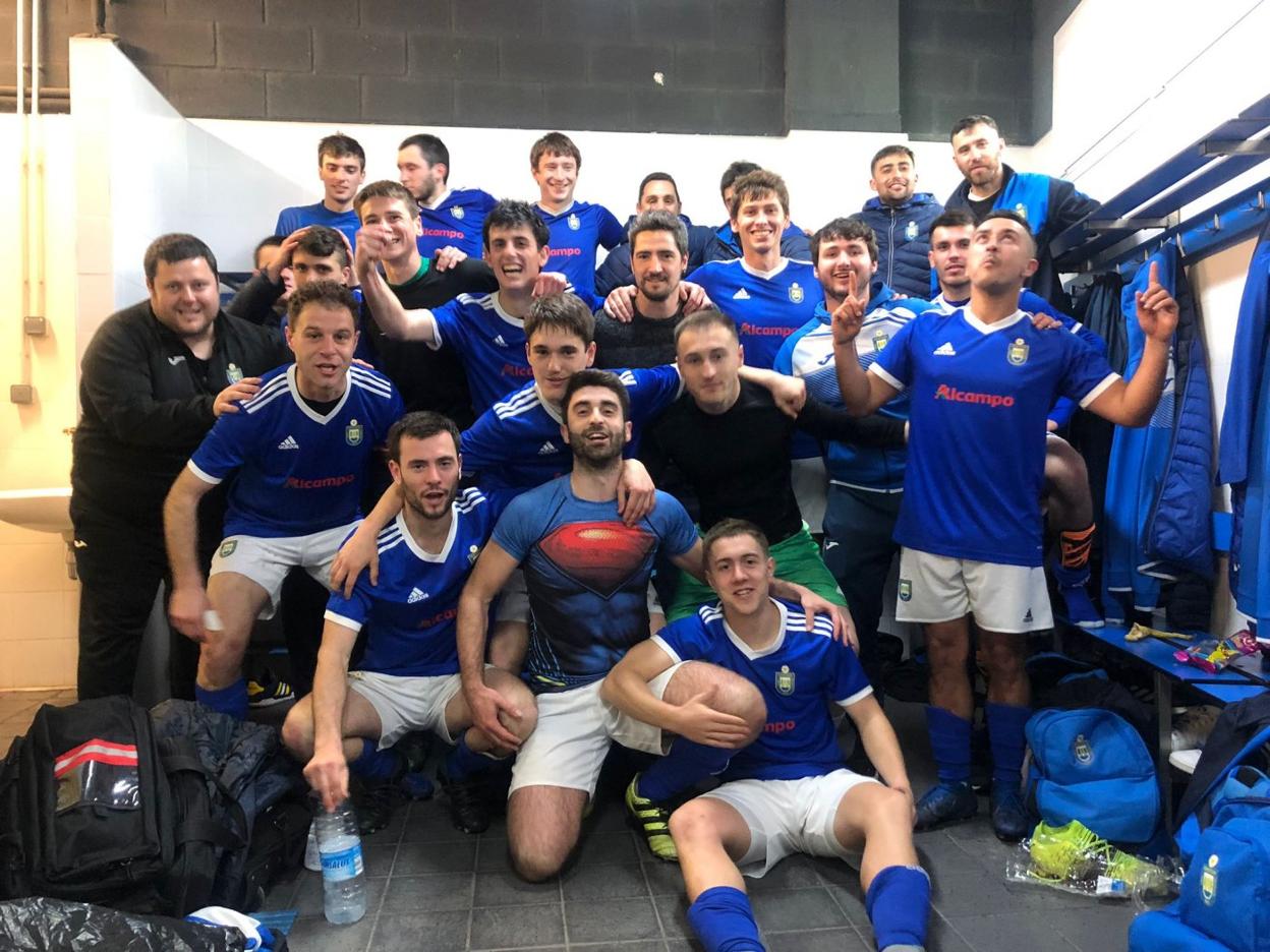 Jokalariak Edorta Fernandezekin batera garaipena ospatzen. 