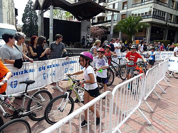 La prueba cuenta con mucha participación de escolares. 
