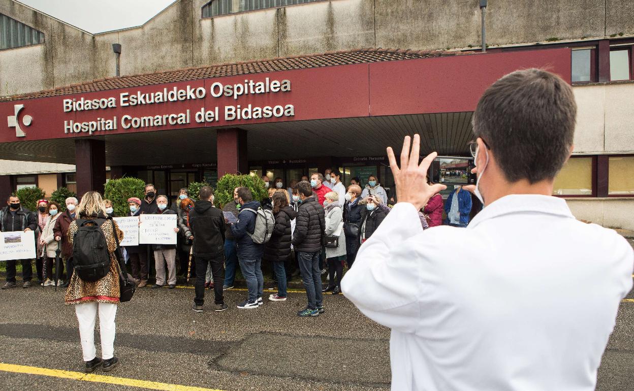 Las movilizaciones públicas de ciudadanos y personal sanitario contra el proyecto de Osakidetza para el bloque quirúrgico del Hospital Bidasoa comenzaron el pasado otoño. 