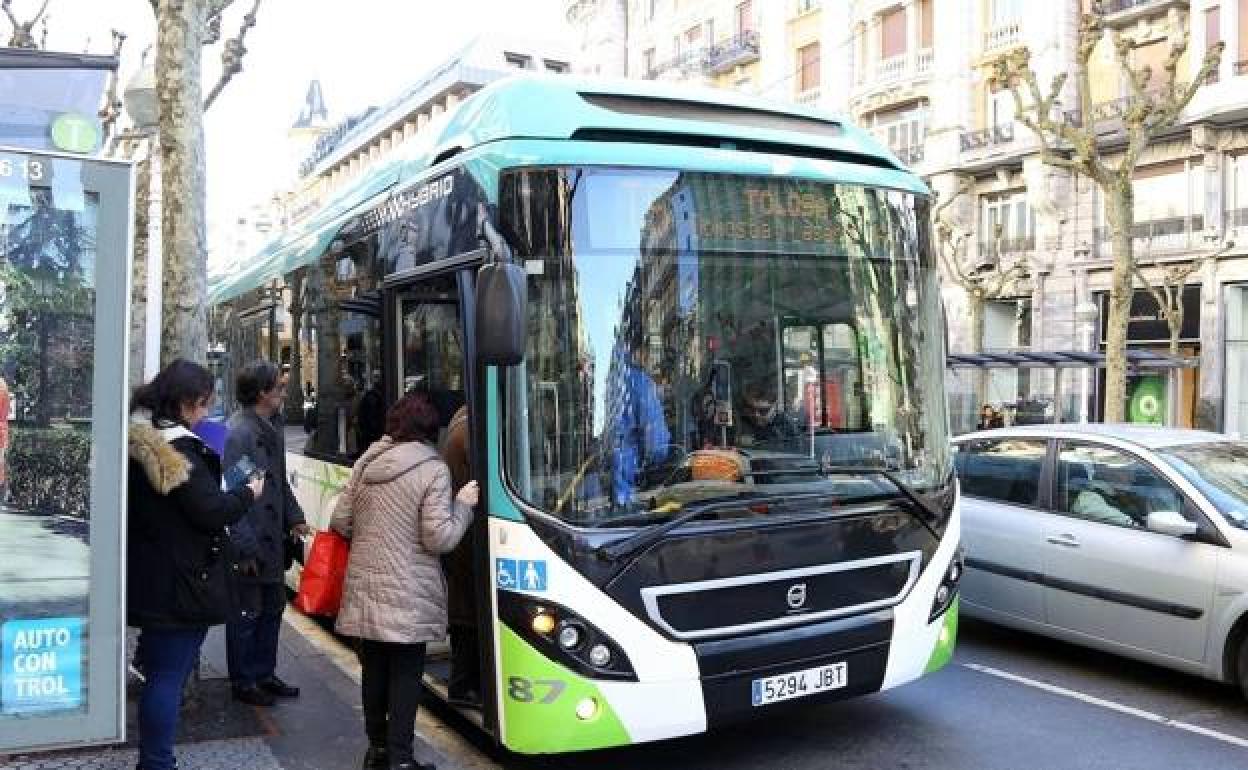 Viajeros suben a un autobús de Lurralebus en el centro de Donostia. 