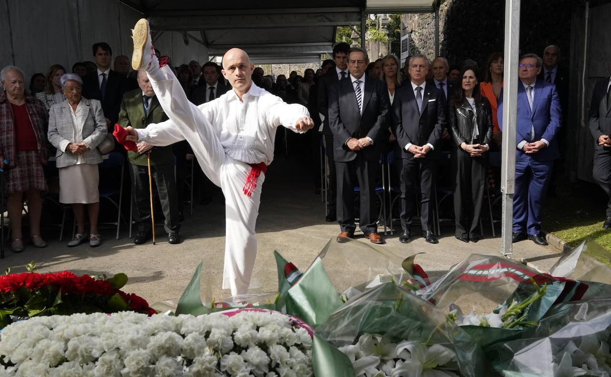 Un momento de la ofrenda floral con el lehendakari y el agregado de la embajada de Ucrania en Madrid, Sergii Solovey. 