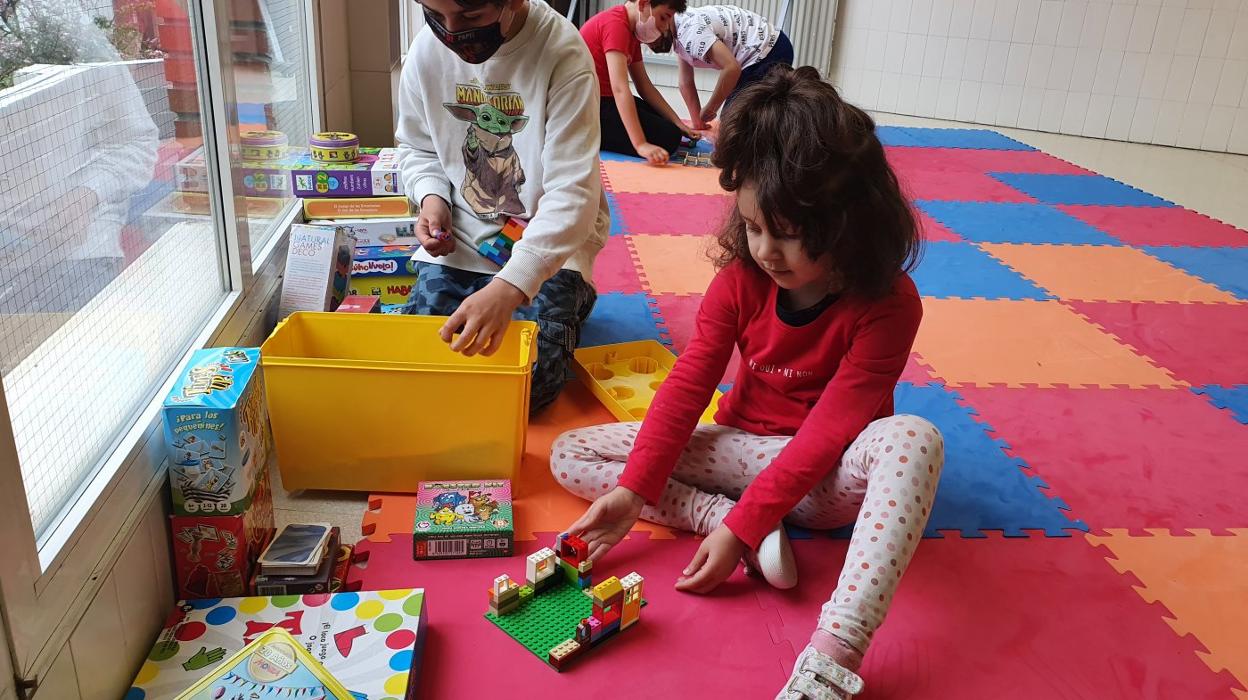 Los niños disfrutaron en el salón principal de la Casa de Cultura de las actividades infantiles durante las vacaciones. 