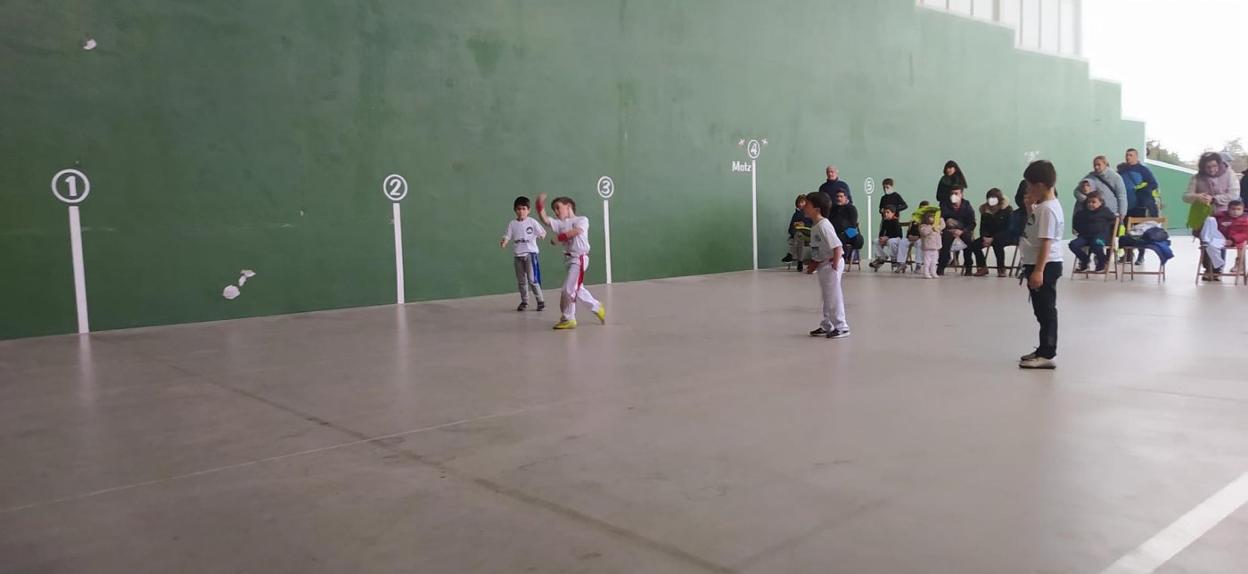 Haurren partiduek gaur arratsaldean martxa hartuko dute berriro. 